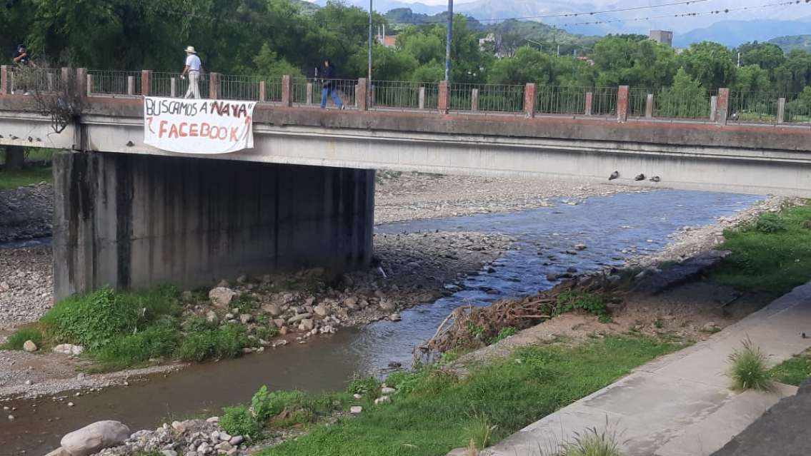  El misterioso cartel que sorprendió a los jujeños en un conocido puente: "buscamos...".