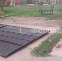 URGENTE: se derrumbó un portón aplastó a una nena y está grave