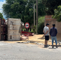 Terrible vuelco de un camión que chocó contra un remis