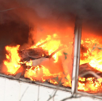 URGENTE: impresionante incendio y rescate de una familia en Alto Comedero 