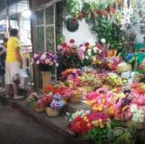 El más romántico de todos: una vendedora de flores mandó al frente a un clientes