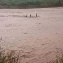 Desesperada búsqueda de una nena arrastrada por el río Grande en Jujuy