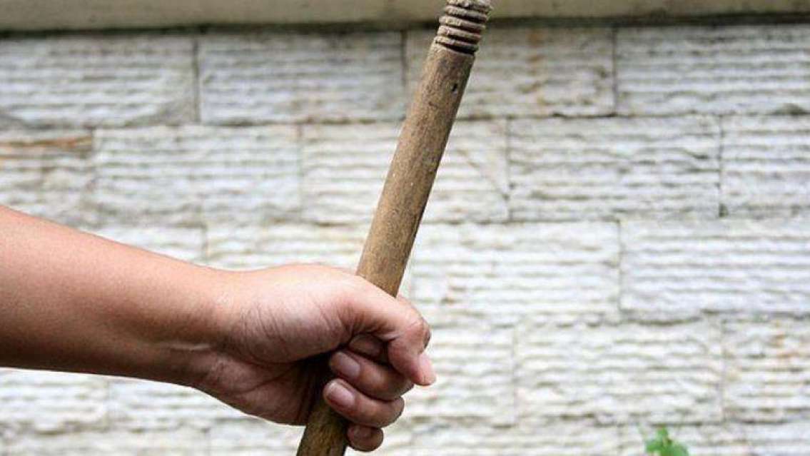 Jujeña le incrustó un palo de escoba a su pareja y fue detenida