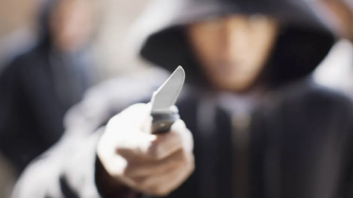 Violento robo en Cuyaya: se resistió y lo apuñalaron en el cuello y la cabeza