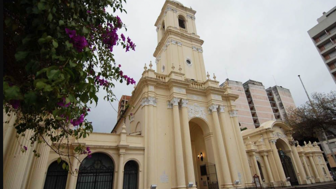 [Urgente] Parte de la Catedral de Jujuy se desmoronó: la cierran hasta nuevo aviso 