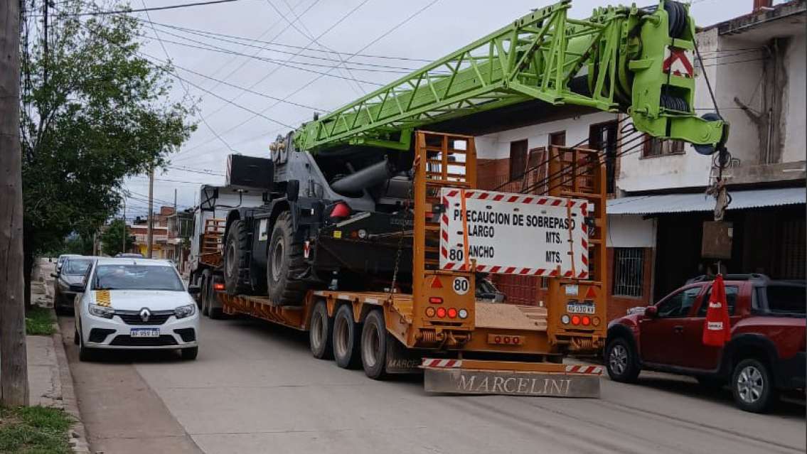 Un enorme camión se metió en un barrio de Jujuy y dejó a varios vecinos sin luz