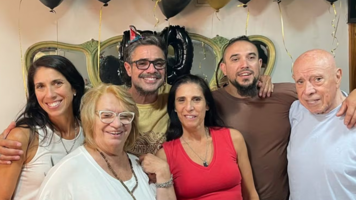 Luciano Castro cumplió 50 años, festejó con su hijo mayor y sorprende el parecido