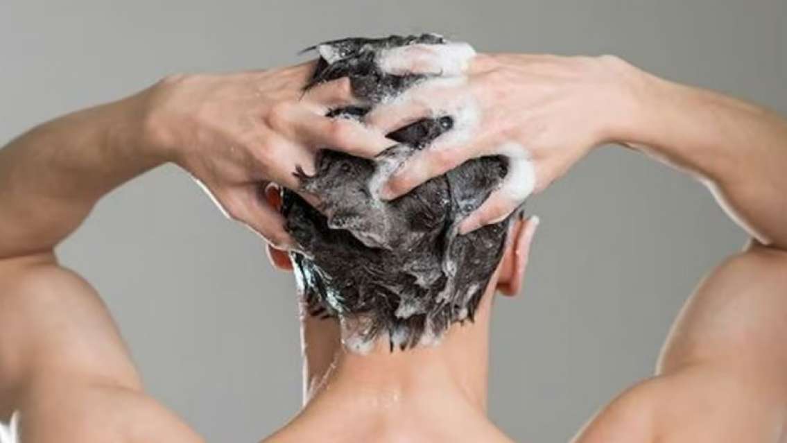 Por qué es bueno lavarse el pelo con sal y para qué sirve