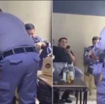 Filtraron videos de varios policías escabiando en la comisaría