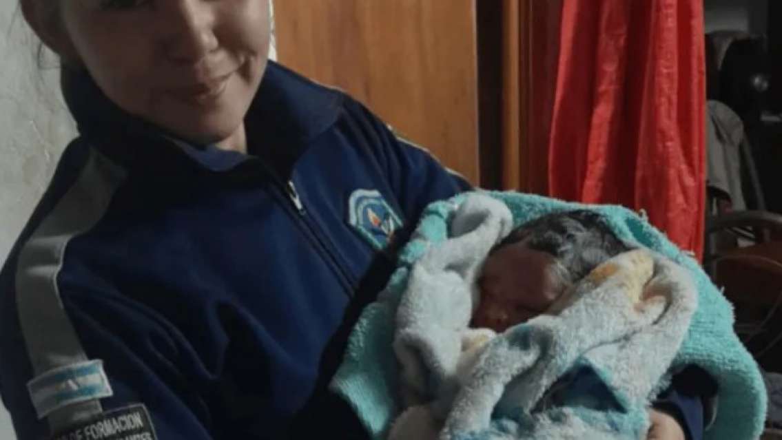 No sabía que estaba embarazada, fue al baño y tuvo un hijo