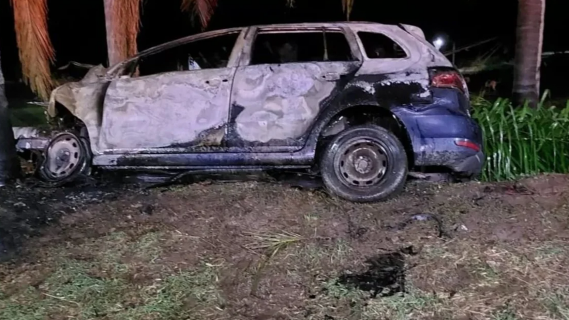 Dos autos y una moto chocaron en Jujuy y uno se prendió fuego: varios heridos 