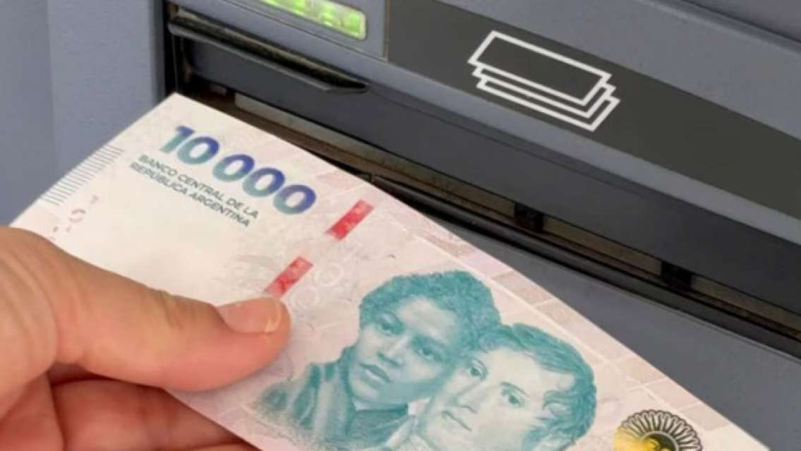 Aumentan las comisiones de los bancos para extraer dinero y sube el costo de reposición de tarjetas