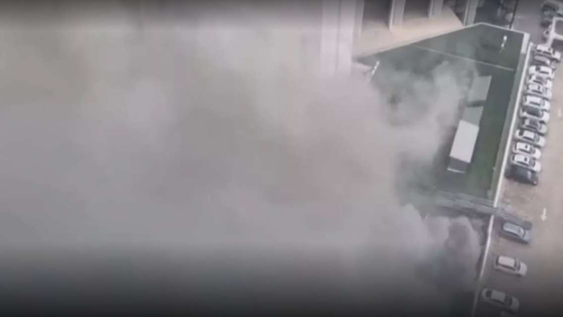 [URGENTE] Terrible incendio en un hotel carísimo: los bomberos trabajan en el lugar
