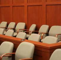 Escándalo total: preso atacó a un juez en plena audiencia y le fracturó un dedo