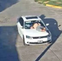 Golpeó a su pareja y se colgó de un auto para evitar que se la llevaran: fue detenido