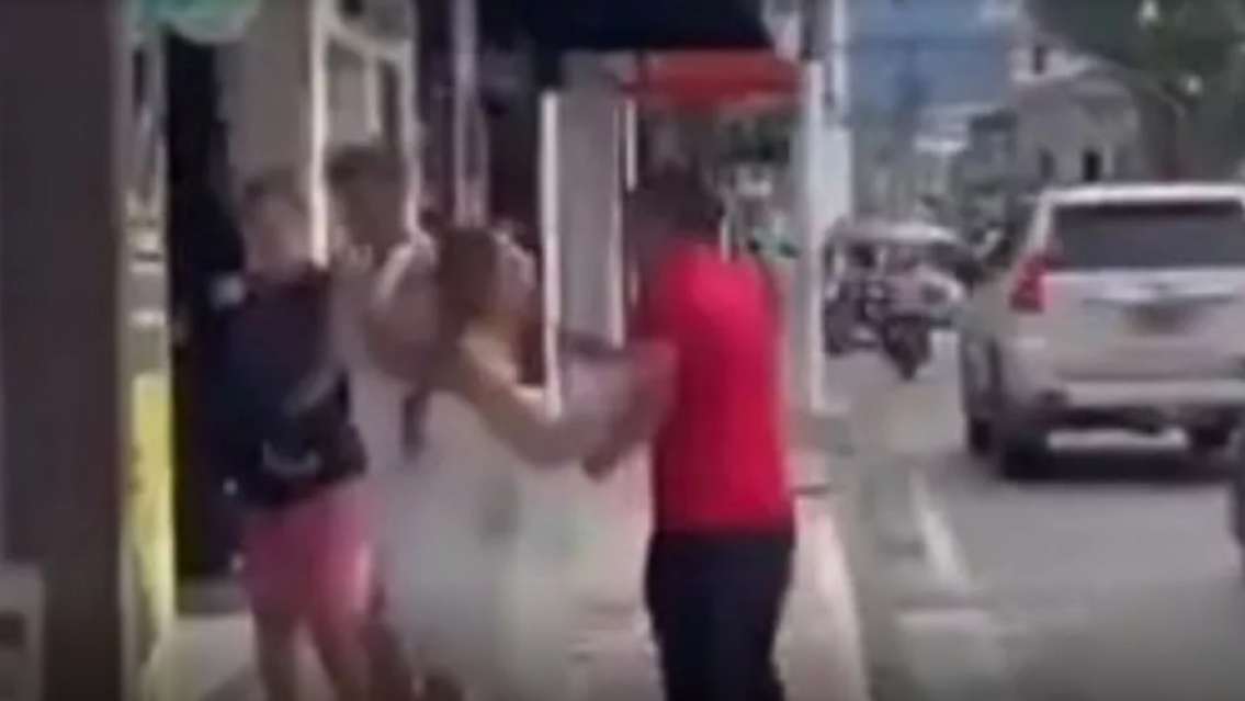 A los gritos afuera de un telo: fue con su amante y así la descubrió su marido