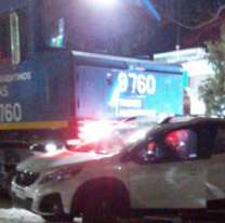 Intentó cruzar las vías y terminó chocando con un tren: iba con su bebé en el auto