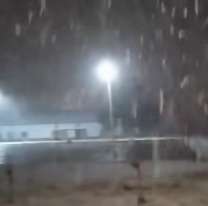 Empezó a nevar en Jujuy: todo el pueblo se tiñó de blanco
