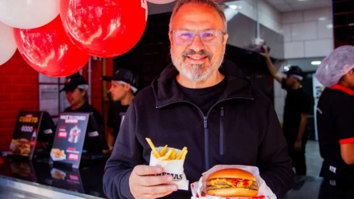 Intendente libertario contrató a una empresa donde trabaja su hijo por varios millones