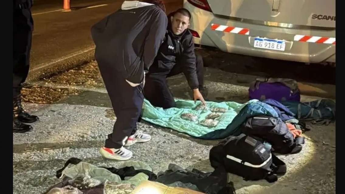 Ómnibus que partió de Jujuy fue detenido en Tucumán con marihuana y celulares de contrabando