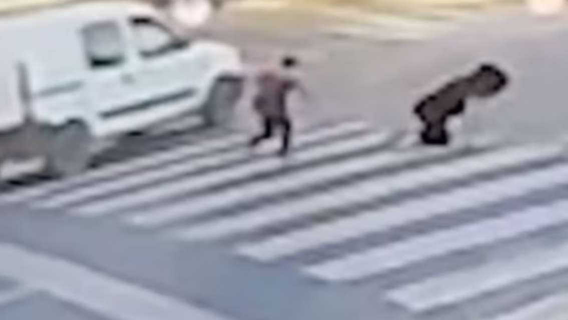 [HORROR] Una nena cruzaba la calle con su mamá y un auto la atropelló a toda velocidad