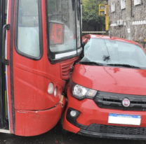 Fuerte choque en pleno centro jujeño, colisionaron un bondi y un auto