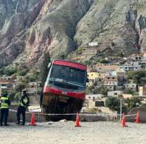 Colectivo que viajaba a San Salvador quedó colgando al borde de la ruta