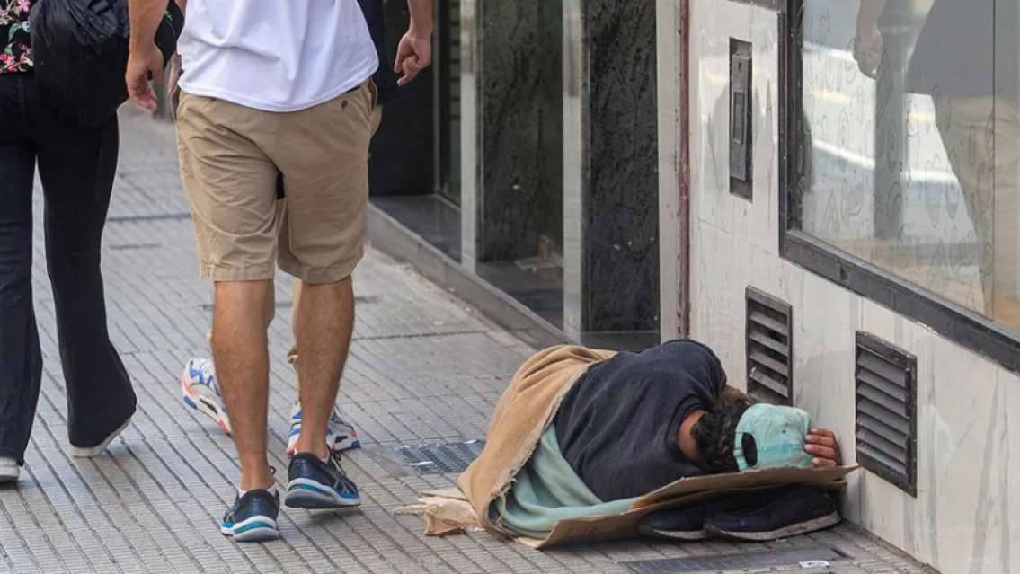 Jujeño quiso ayudar a un indigente y lo invitó a comer: terminó asaltado y llorando 