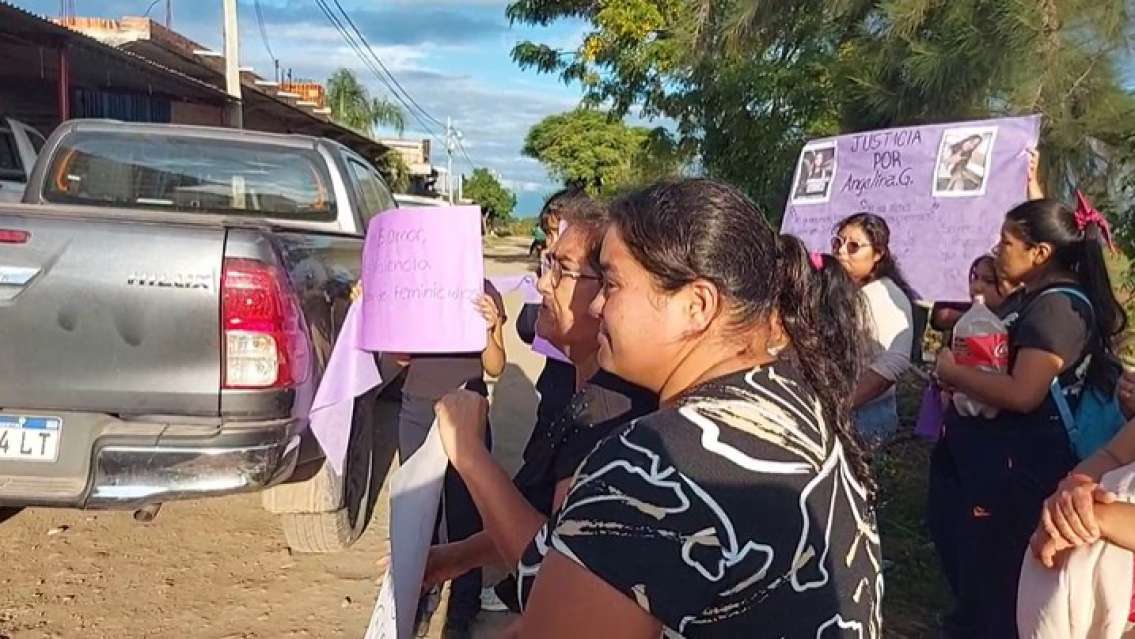 Multitudinaria marcha en Pampa Blanca hasta la casa del presunto asesino de Angelina González