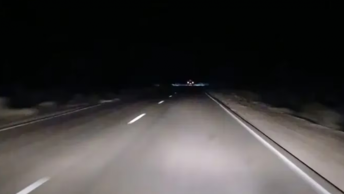 Madre quiso quitarle la vida a su hijita en plena ruta: la empujó cuando pasó un camión