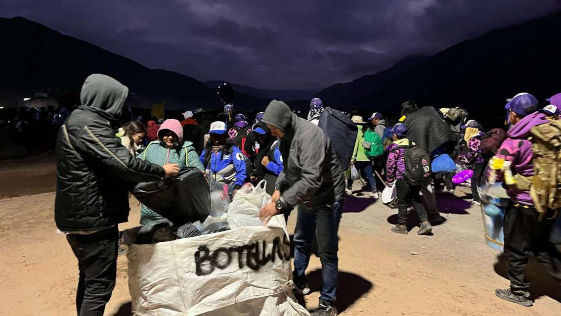 Reconocen a bandas de sikuris por su compromiso ambiental en la peregrinación a Punta Corral