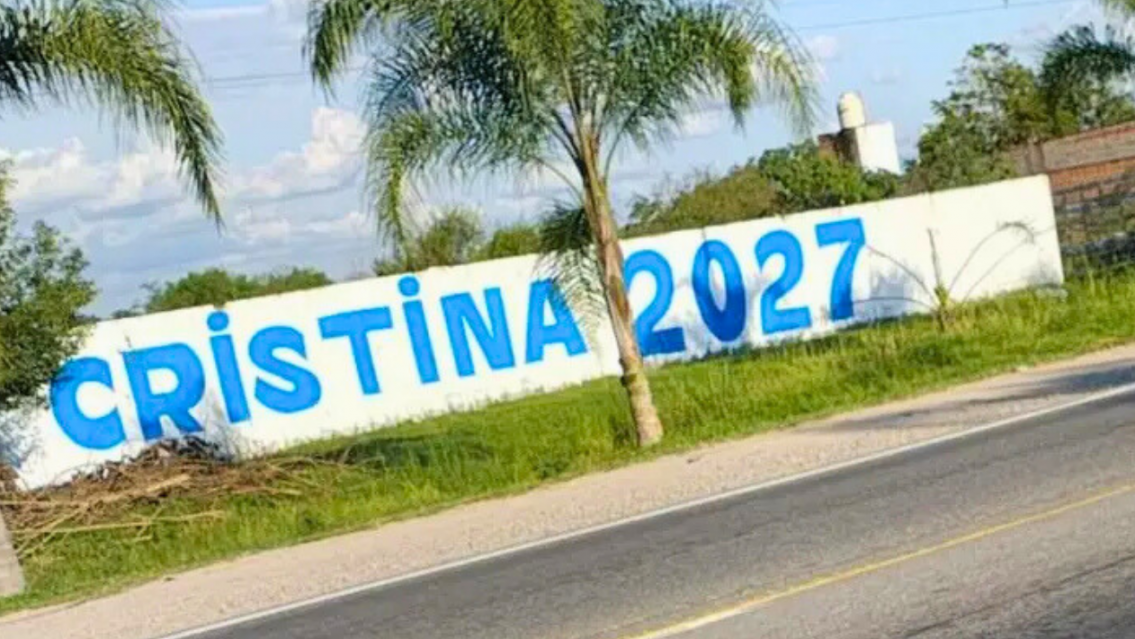 Aparecieron pintadas de "Cristina 2027" en localidad norteña: ¿Se postula?