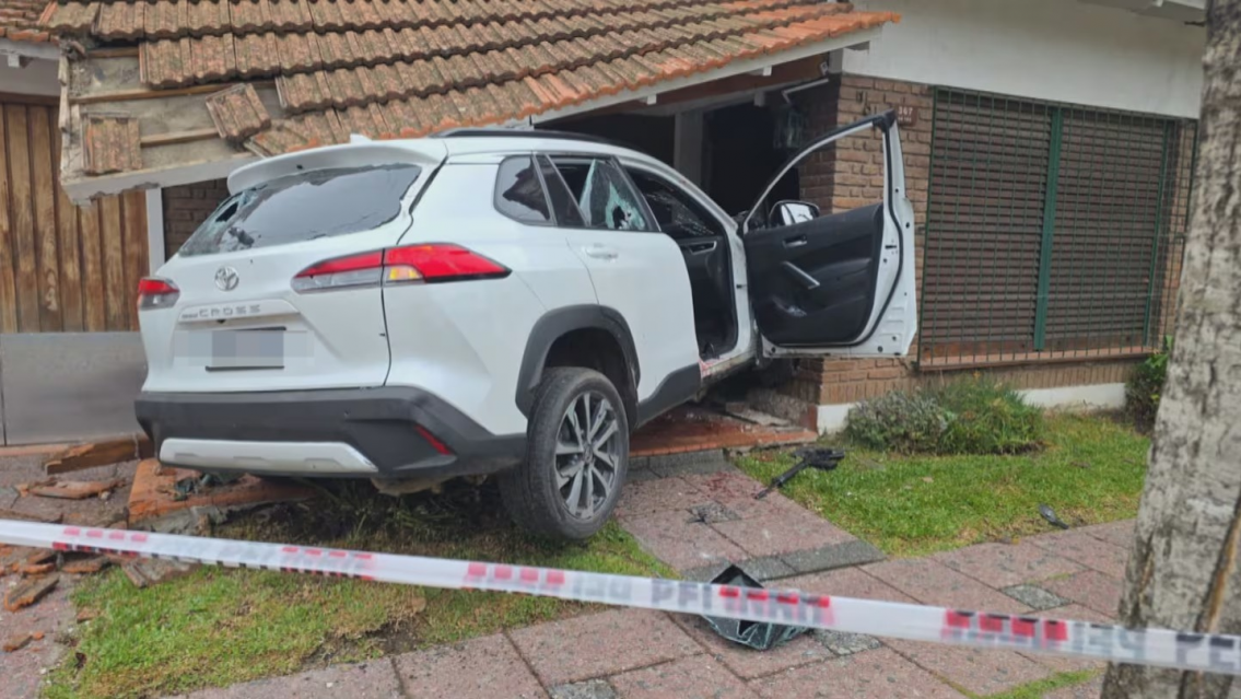 "No tengo techo ni paredes": la pesadilla de la familia a la que se le incrustó un auto en la casa