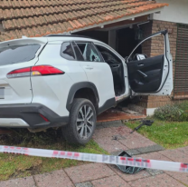 "No tengo techo ni paredes": la pesadilla de la familia a la que se le incrustó un auto en la casa