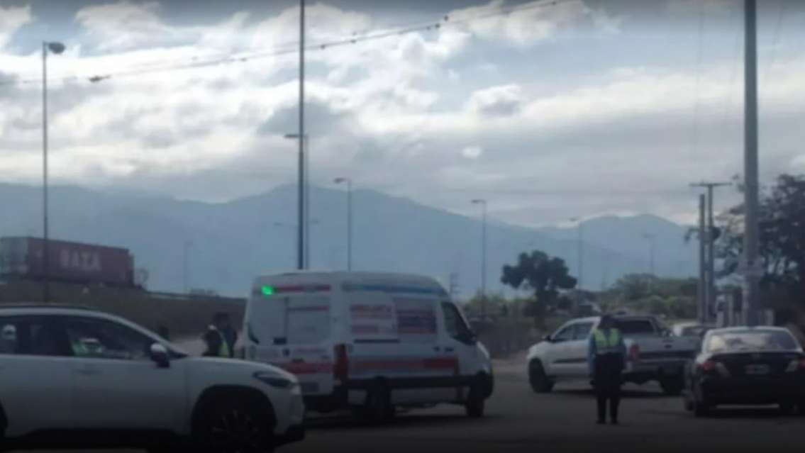 Brutal siniestro vial entre una camioneta y una moto 