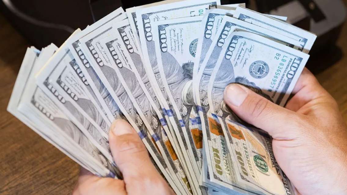 Repuntó el dólar oficial y el blue sigue por arriba