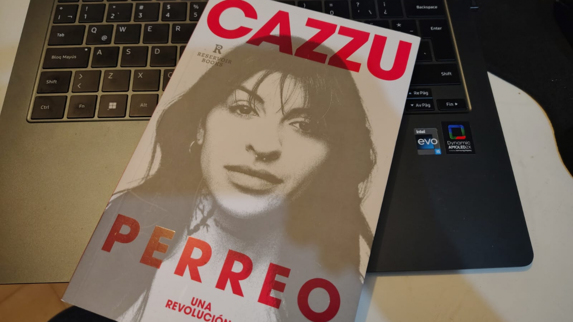 Cazzu presentó su primer libro y descontroló la Feria del Libro en Buenos Aires