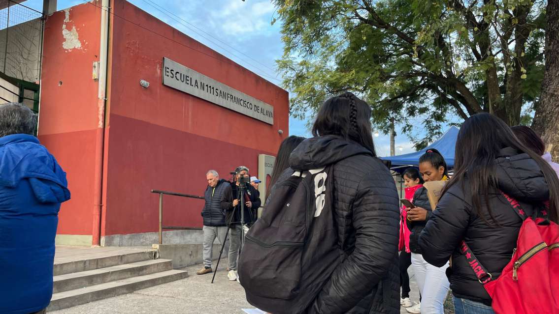  Largas filas y mesas sin habilitar: demoras en escuelas jujeñas por falta de autoridades