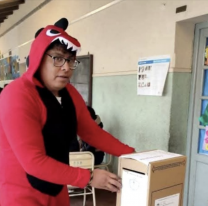 Disfrazado: así fue a votar este quiaqueño, según él "por el frío"