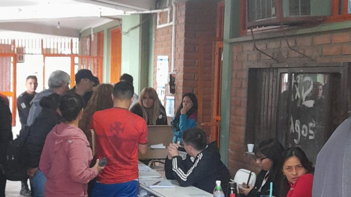 Notaron que la fila no avanzaba y era por  este insólito motivo, pasó en Libertador