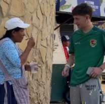 Argentino quiso hacerse "el gracioso" en Bolivia con una mujer y un hombre le cerró la boca