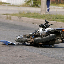 Jujeña iba en moto, chocó contra un auto estacionado y está internada