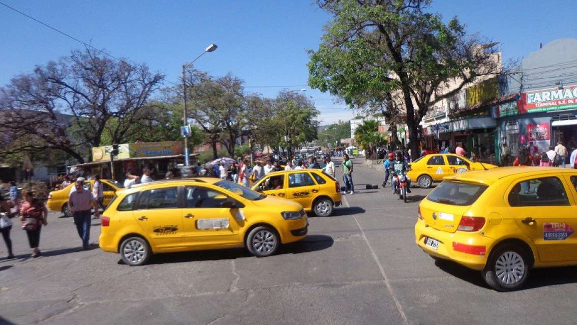 Taxista jujeño la pasó muy mal en Alto Comedero: "de a siete vagos"