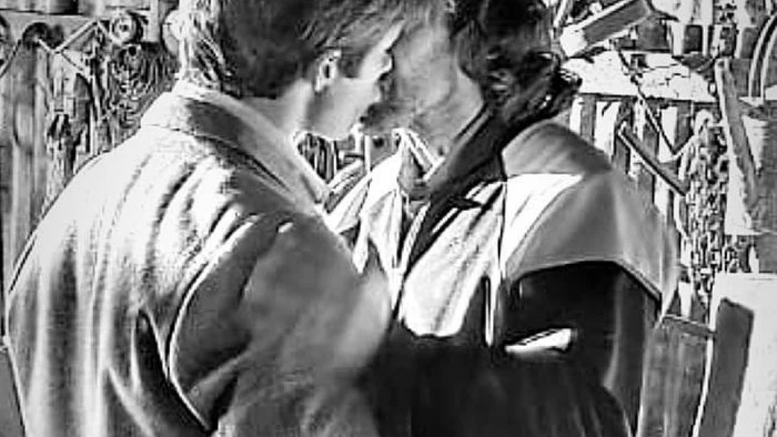 Mariano Martínez a los besos con otro actor. La foto sorprendió a todos