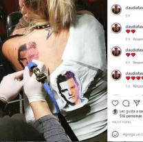 Es figura de Telefe y se tatuó a Santiago del Moro en la espalda. Real