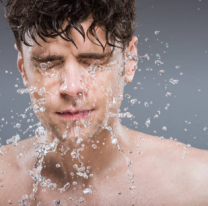 Asqueroso: la quisieron detener, se resistió y le hizo pis en la cara a un policía