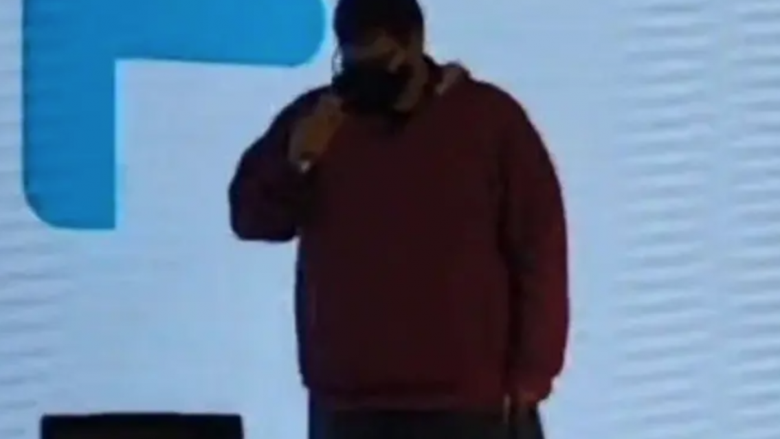 Incómodo momento en la Expo Joven de La Matanza: un chico trató de "chorros" a los políticos [VIDEO]