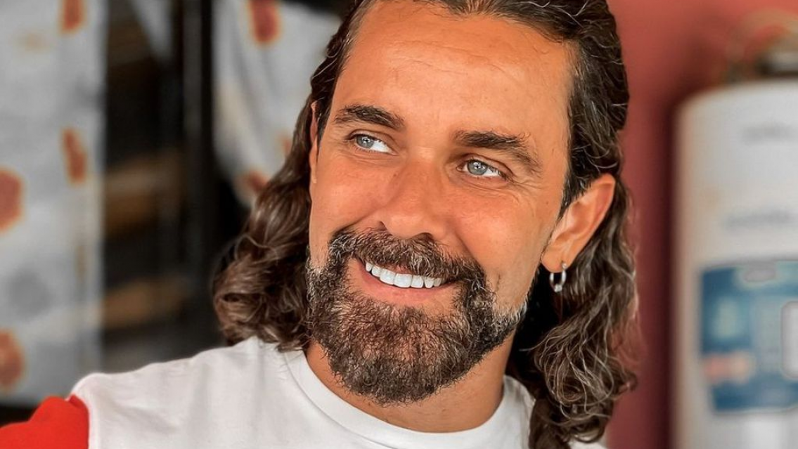 Mariano Martínez insiste con la música y ahora grabó un cover del artista latino más famoso