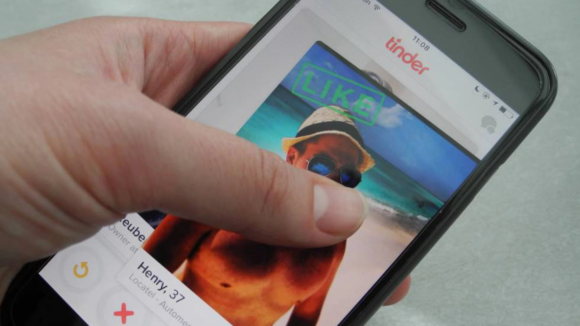 Ojo con Tinder que por ahí también roban. Así operan las "viudas negras" 