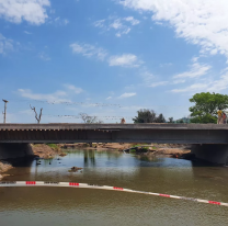 Hartos es poco: Otra vez se cayó el puente en Manantiales y los vecinos no dan más